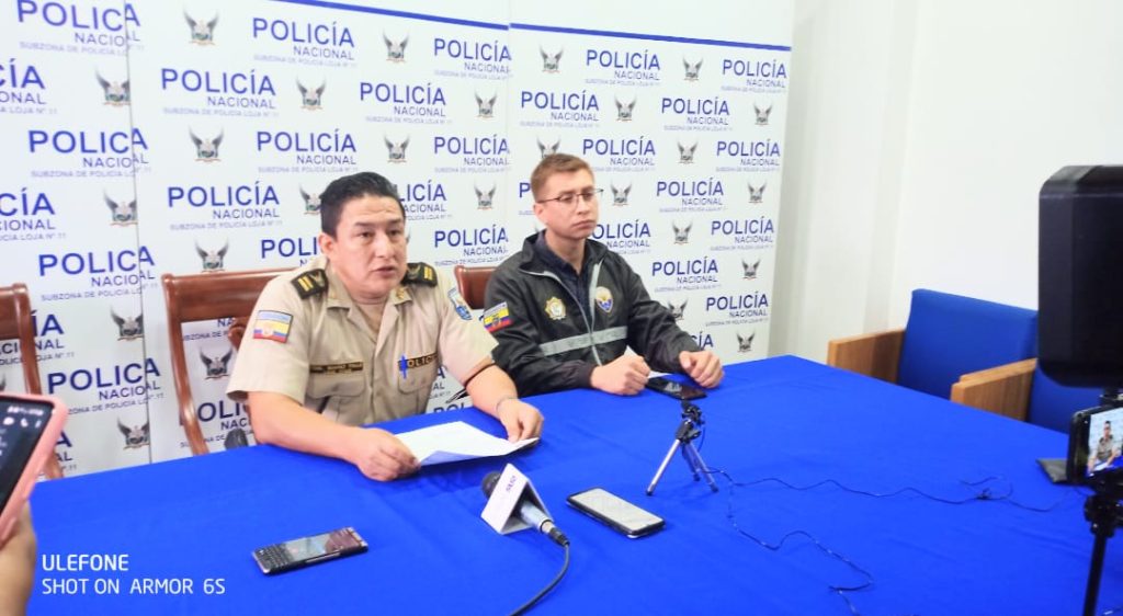 Luis Suárez Valle (izq.) y Jairo Emmanuel Jaramillo informaron sobre la detención del ciudadano.