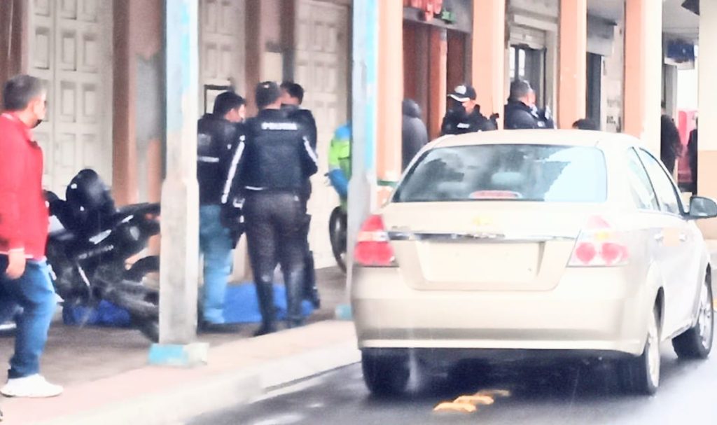 Sobre la calzada se encontró el cuerpo sin vida del ciudadano.