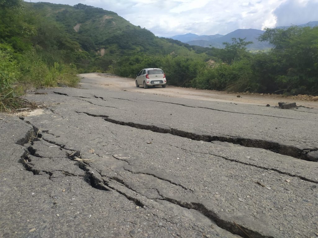 En varios tramos de la carretera persisten los daños.