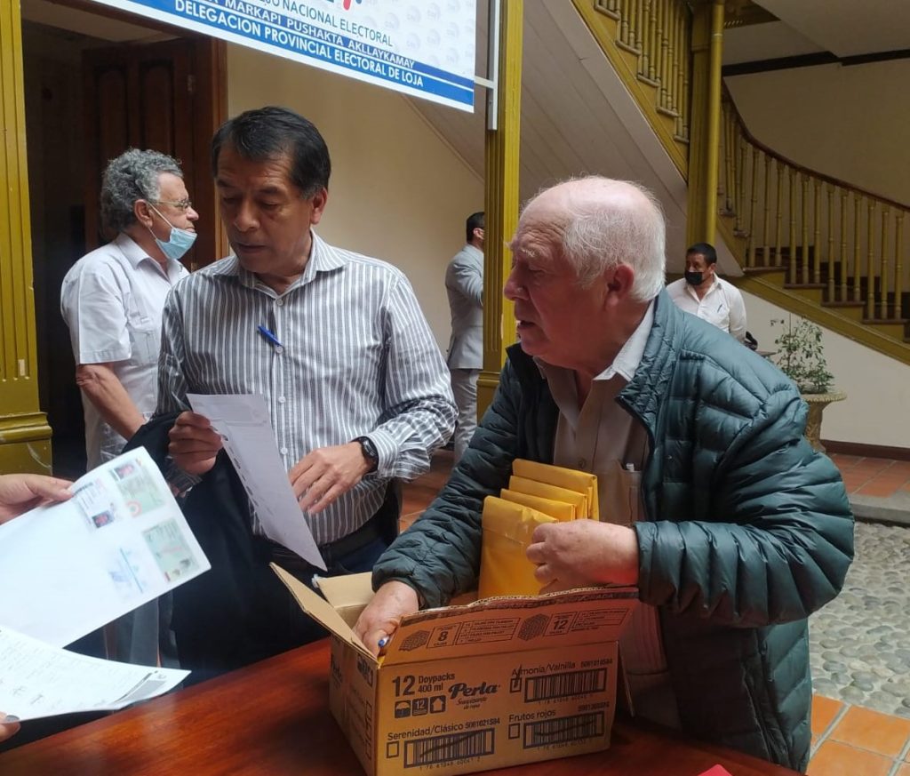 El 22 de marzo pasado, los proponentes de la revocatoria presentaron 3.934 firmas al CNE.