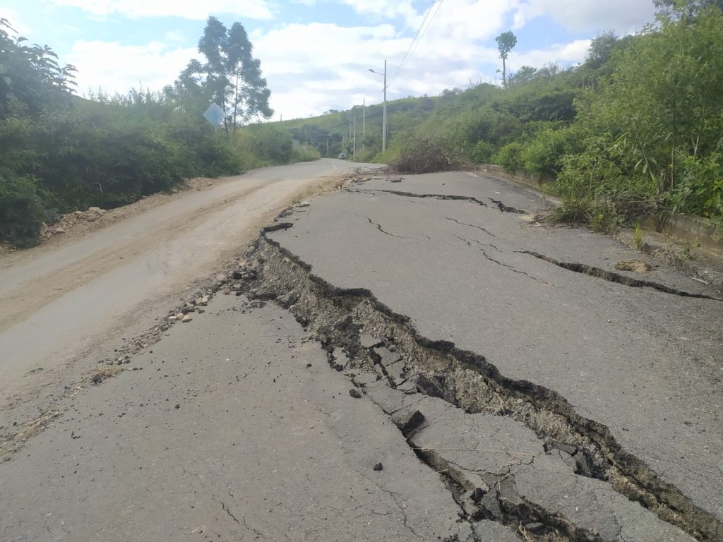 El invierno ha causado serios problemas en la vía Intervalles.