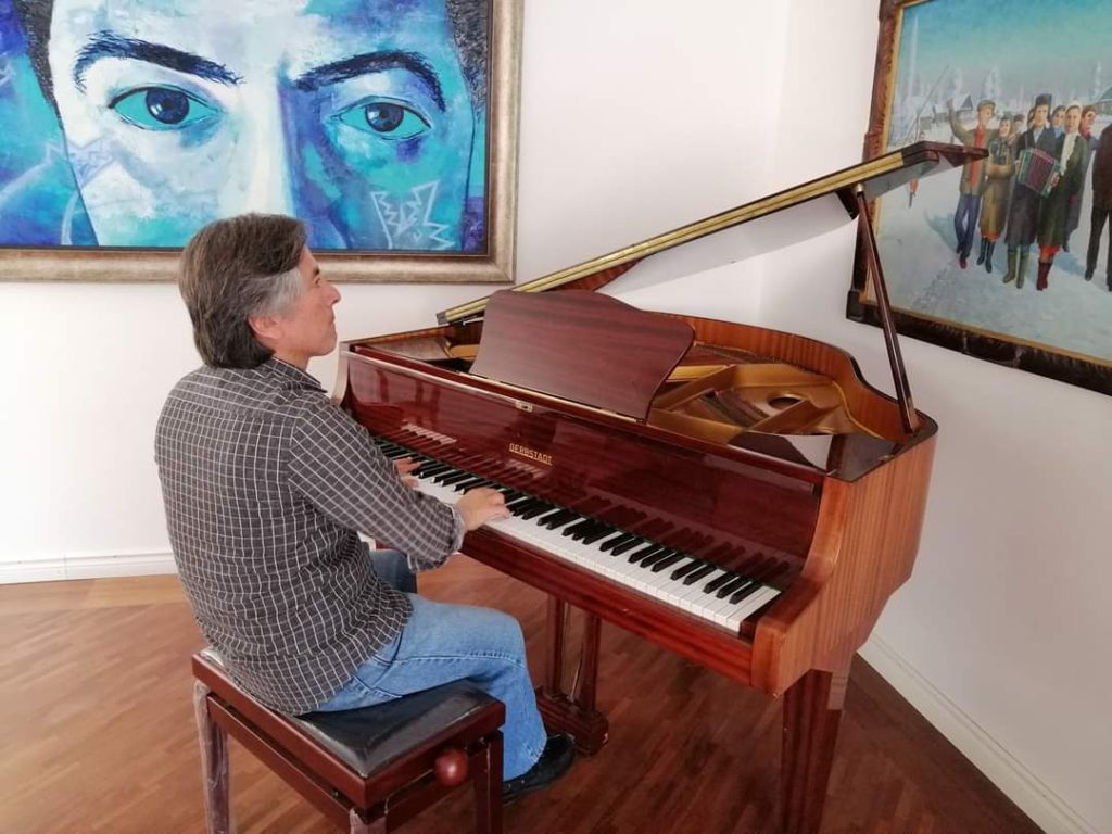 Emilio Salinas Avendaño laboró como músico durante algunos años en el exterior.