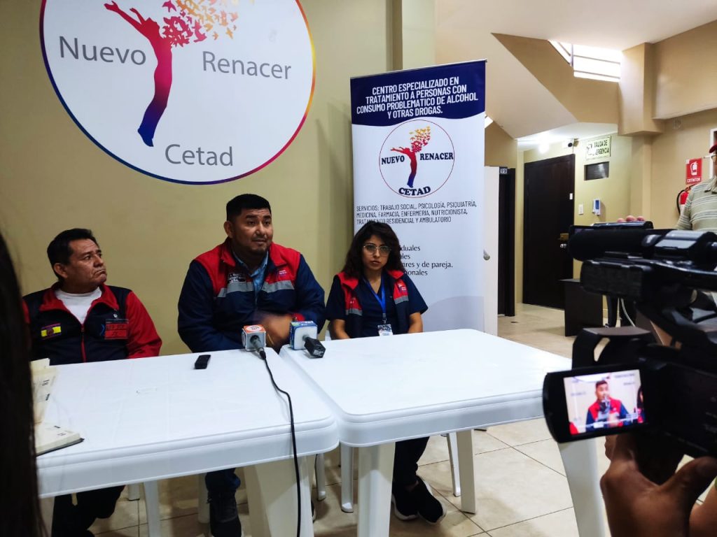 El interno, Ángel Ordóñez; el director, Diego Alfredo Ramírez, y la psicóloga clínica, Jhuleidy Paucar, dieron a conocer pormenores del Cetad.