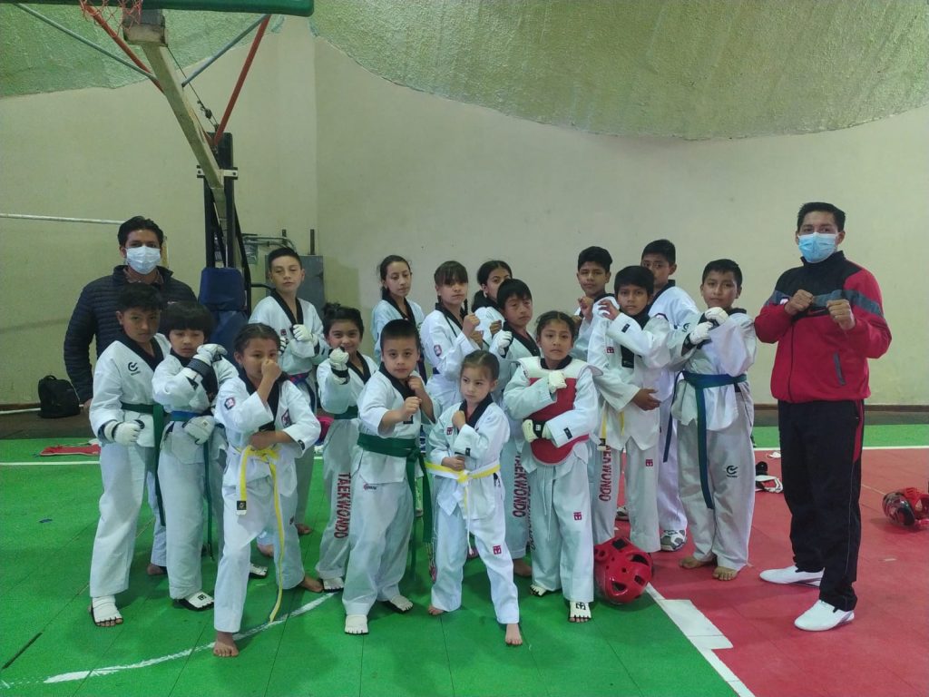 Esta es la delegación de Kumgang Ecuador que obtuvo el primer lugar en el torneo desarrollado este último fin de semana en Loja.