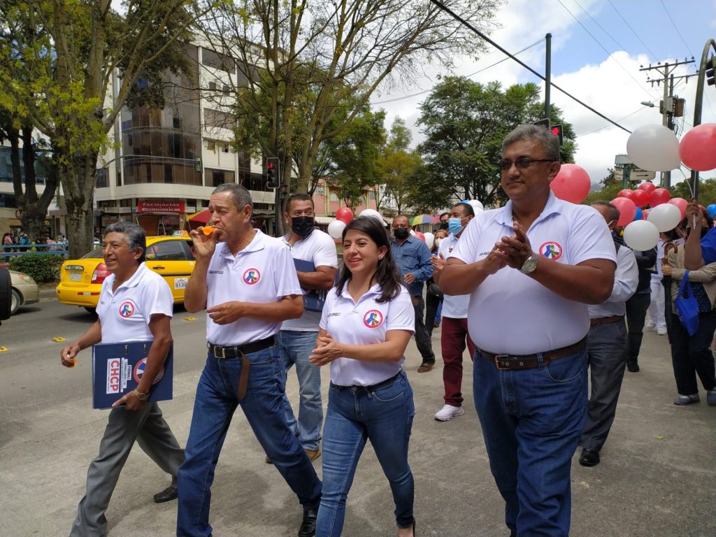 Juan Pablo Chiriboga, junto a los integrantes de su lista y más personas, realizó una caminata hasta el Sindicato de Choferes.