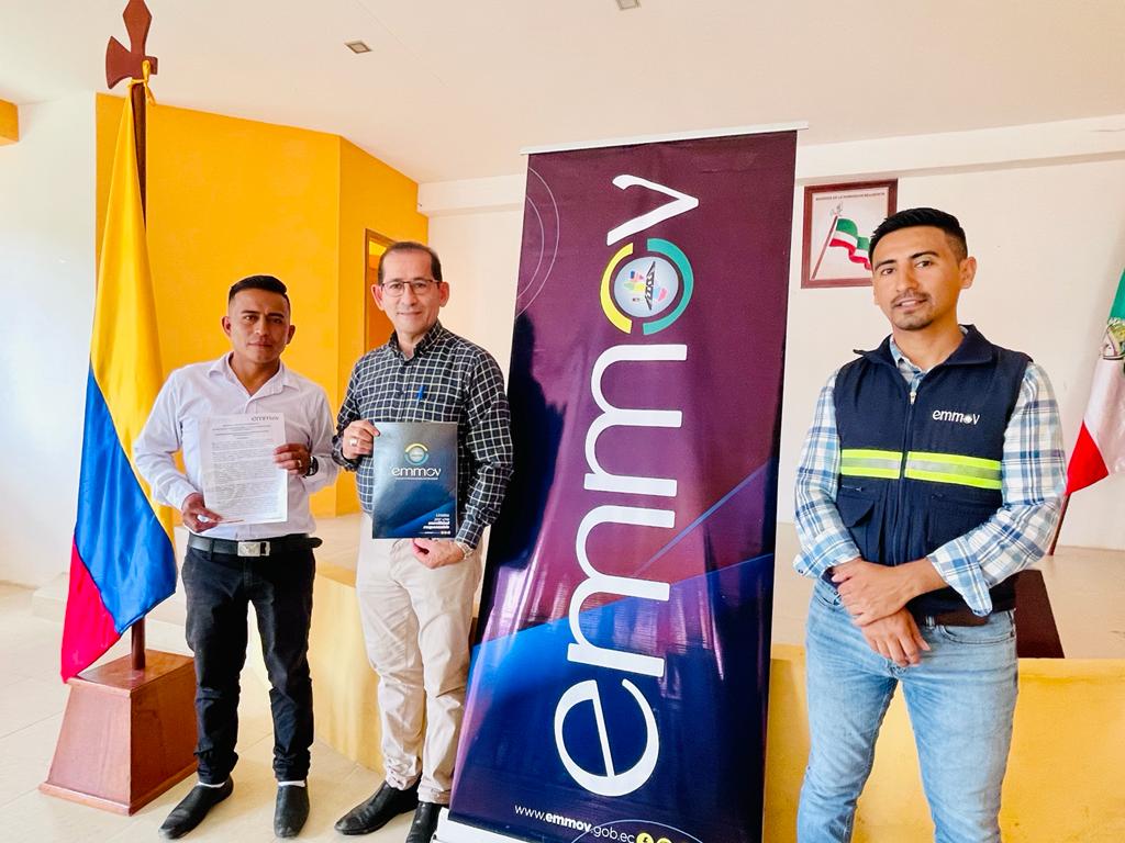 Las autoridades de la Emmov junto a los representantes de la pre-compañía.