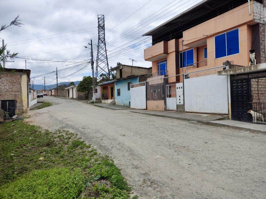 Al momento, la vía principal se encuentra en malas condiciones.