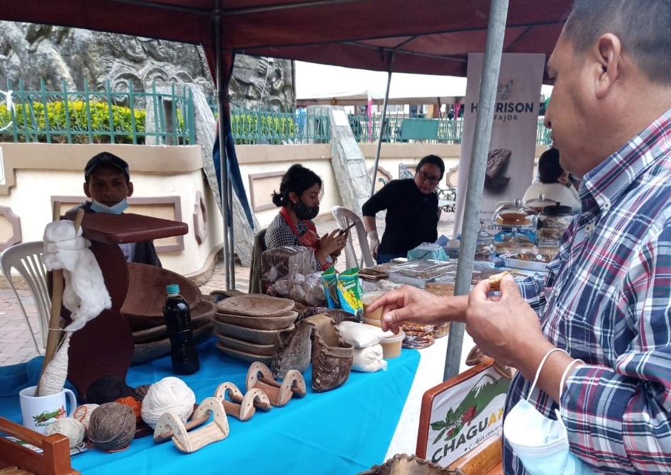 En uno de los stands se mostraron y expendieron los artículos del cantón lojano.