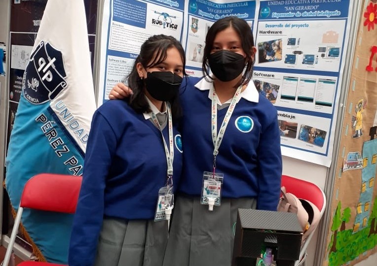 Los estudiantes y maestro dejaron en alto los colores del plantel lojano.