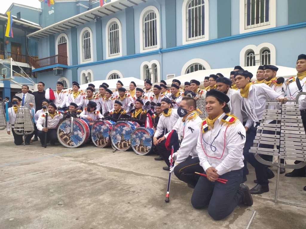La intervención de la banda marcial de exalumnos llamó la atención de los ciudadanos lojanos.