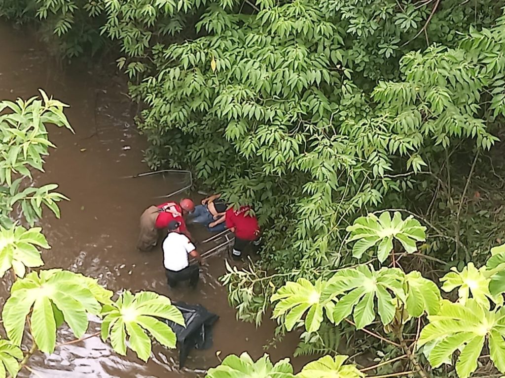 El vehículo fue a parar en el afluente del lugar, conocido como puente El Gallo.