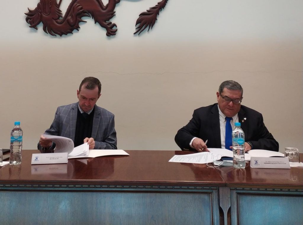 El rector de la UTPL y el presidente ejecutivo de Solca Loja, durante la firma de los convenios.