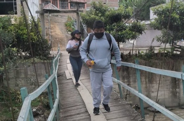 La pasarela es muy transitada, especialmente por estudiantes y adultos mayores.