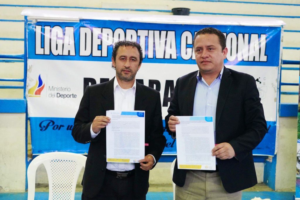 Los representantes del Municipio y la Liga Deportiva Cantonal, luego de la firma del convenio.