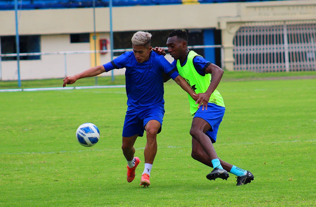 Jugadores de Libertad FC, durante un entrenamiento en el ‘Reina del Cisne’.