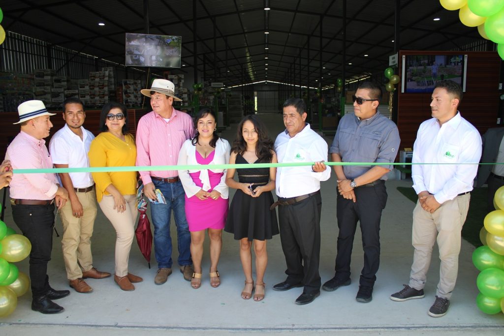 Autoridades y propietarios del establecimiento durante el corte de la cinta inaugural de Tropicals Distribuidora.