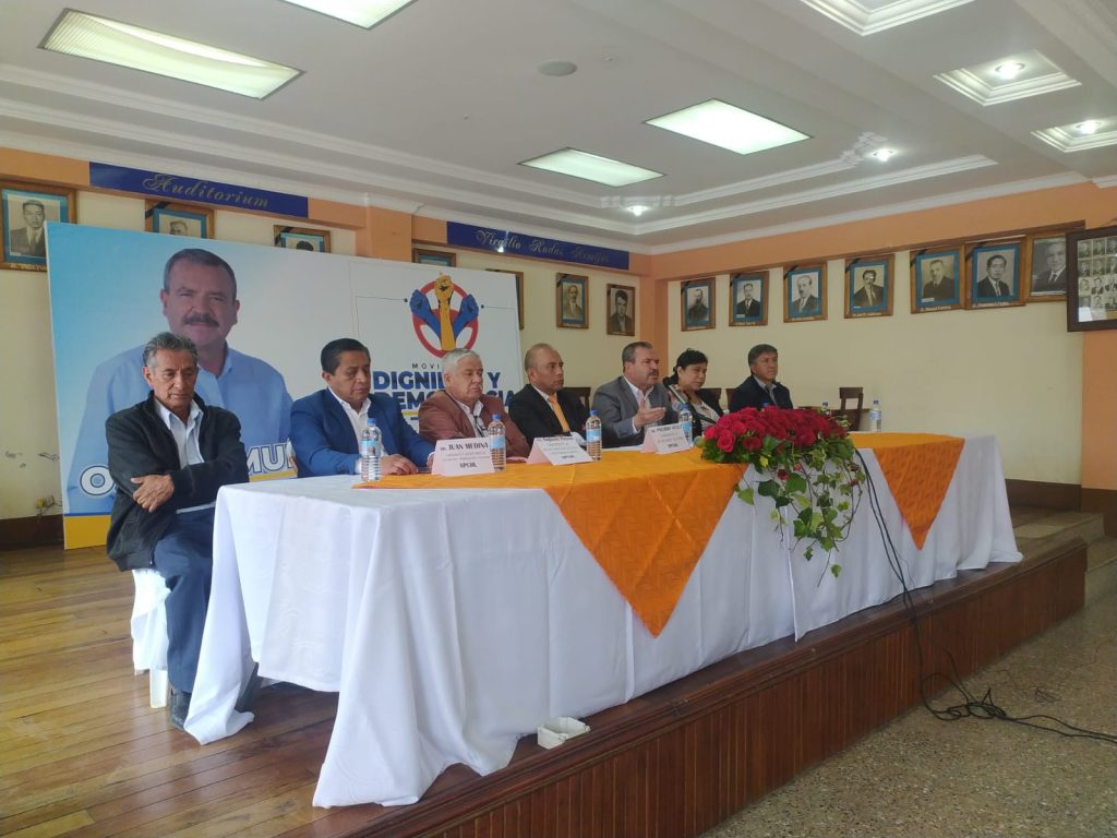 Oscar Muñoz junto a los candidatos del Movimiento Dignidad y Democracia, durante una rueda de prensa que ofreció este miércoles 27 de abril.