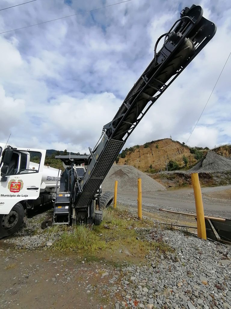 Esta máquina sirve para preparar el material para realizar el bacheo.