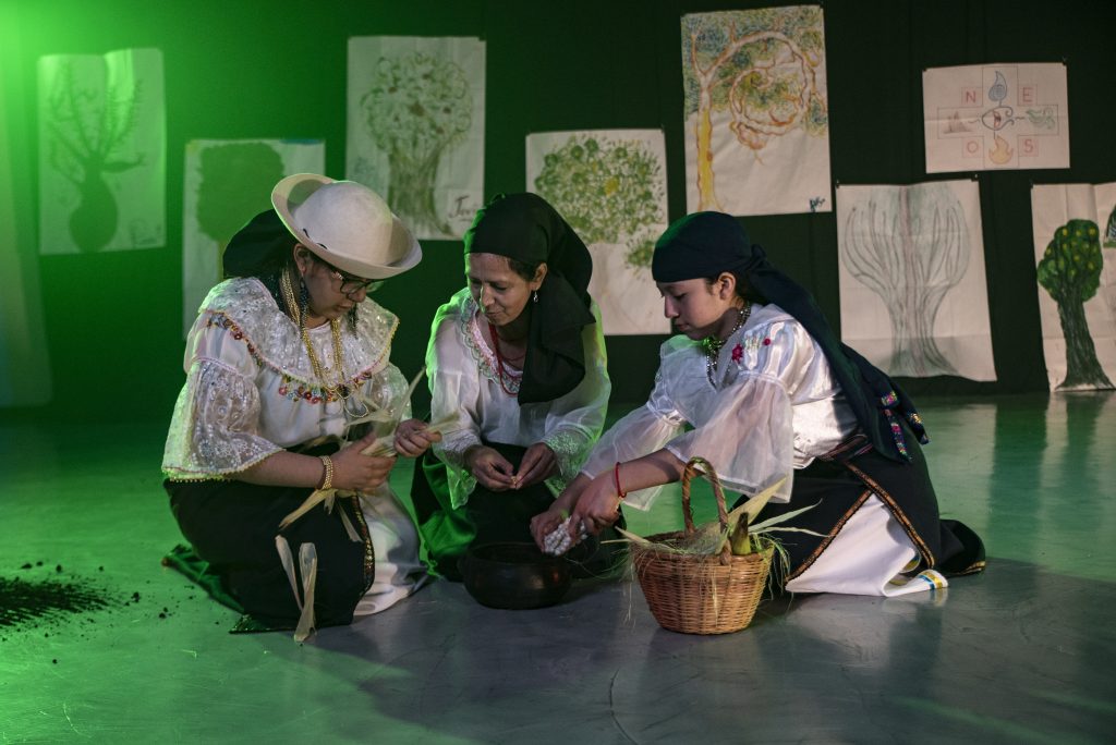 Mama Tacshadoras, fue el aprendizaje de teatro quichua comunitario. 