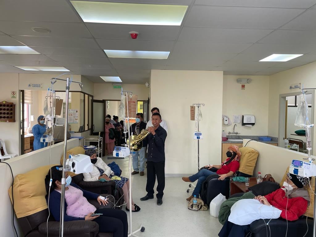 En Solca atienden a pacientes de distintas edades. El Voluntariado realiza una acción digna de felicitar.