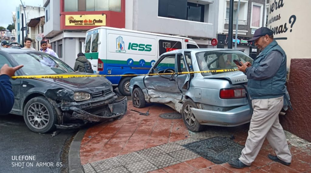 Los daños en los carros son severos.