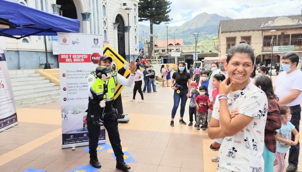 Los martes y los miércoles los agentes civiles acuden a los centros educativos de la localidad.