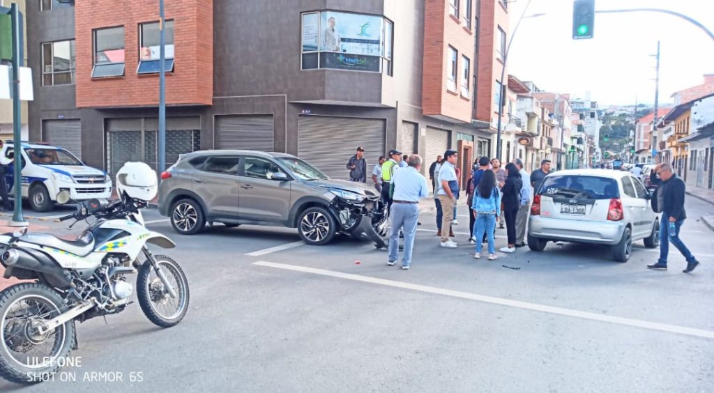 El vehículo gris tiene el parachoques totalmente destrozado.