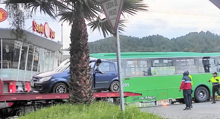 El percance únicamente dejó daños materiales.