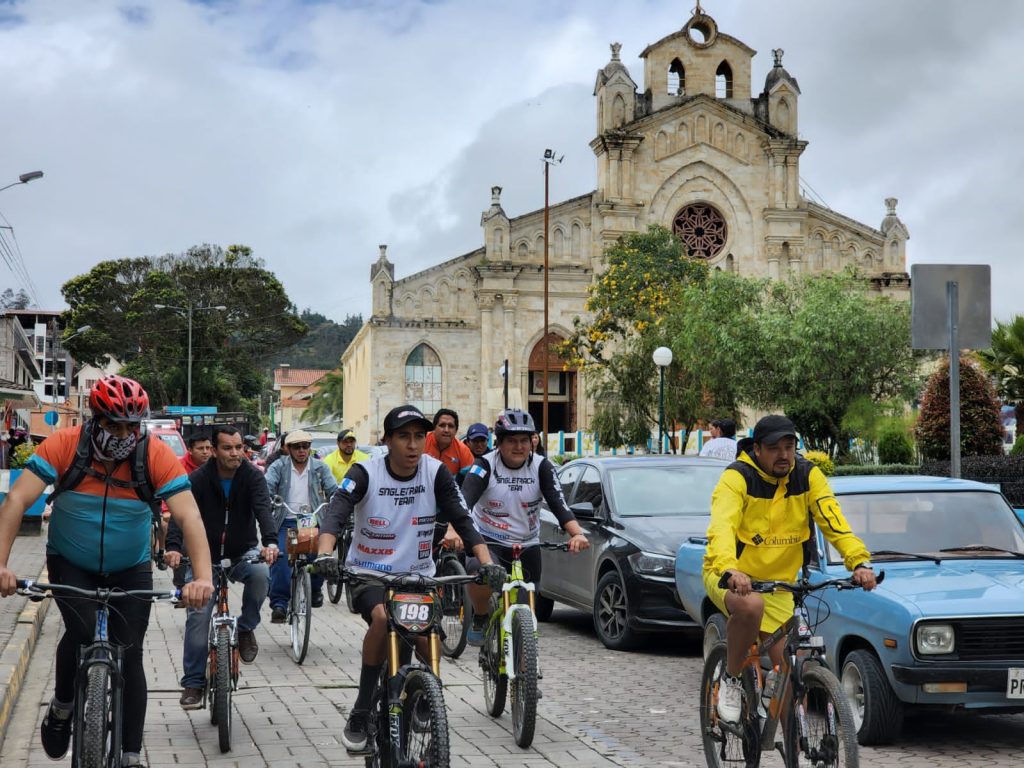 Personas de varias edades participaron en el ciclopaseo familiar.