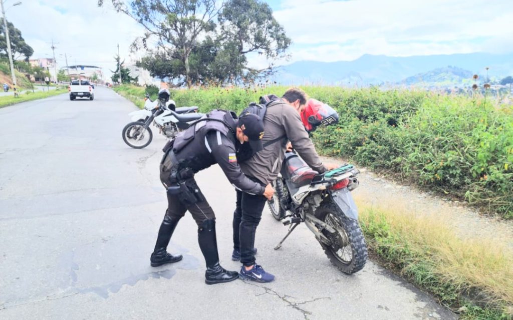 Los policías se movilizaron por toda la provincia lojana.