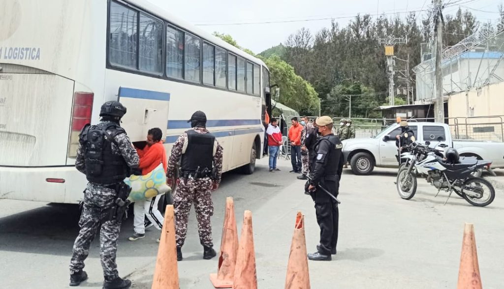 Los reos lucían el característico mameluco tomate.
