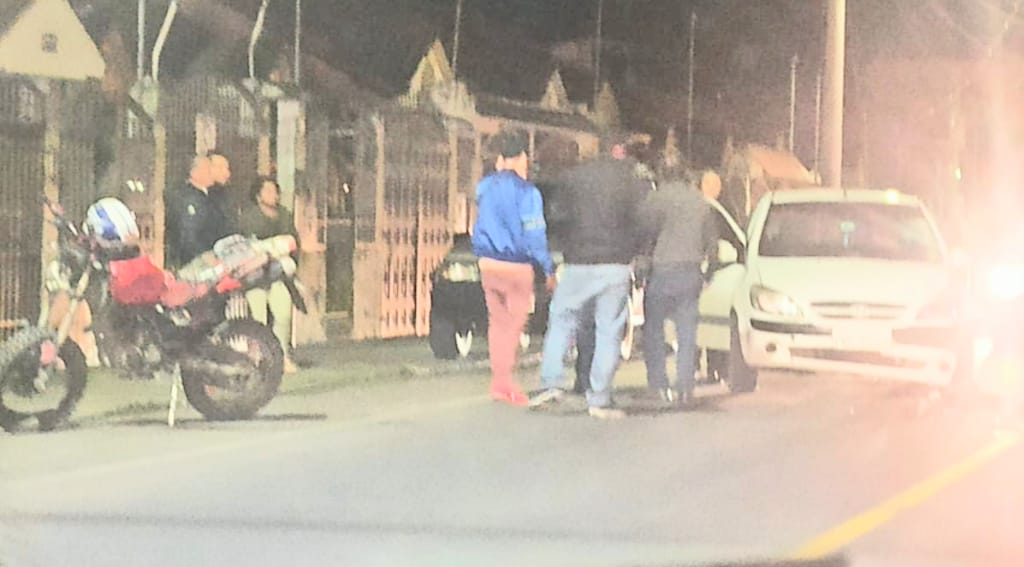 El conductor de la motocicleta se marchó, tras chocar contra el automóvil.