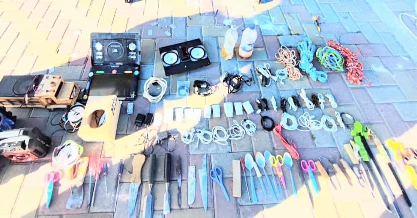 Varias armas cortopunzantes se decomisaron en ese operativo.