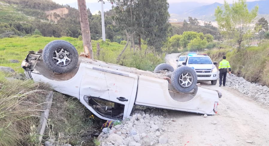 Camioneta fue abandonada por quien la conducía.
