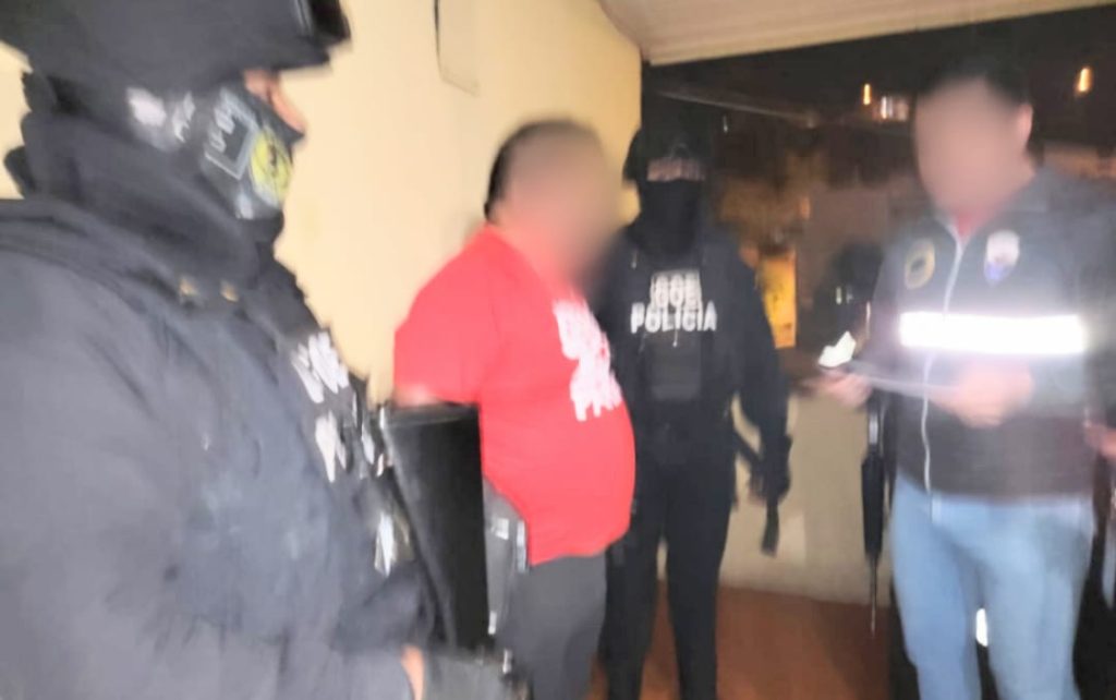 Uno de los detenidos a quien un oficial de Policía le leyó sus derechos constitucionales.