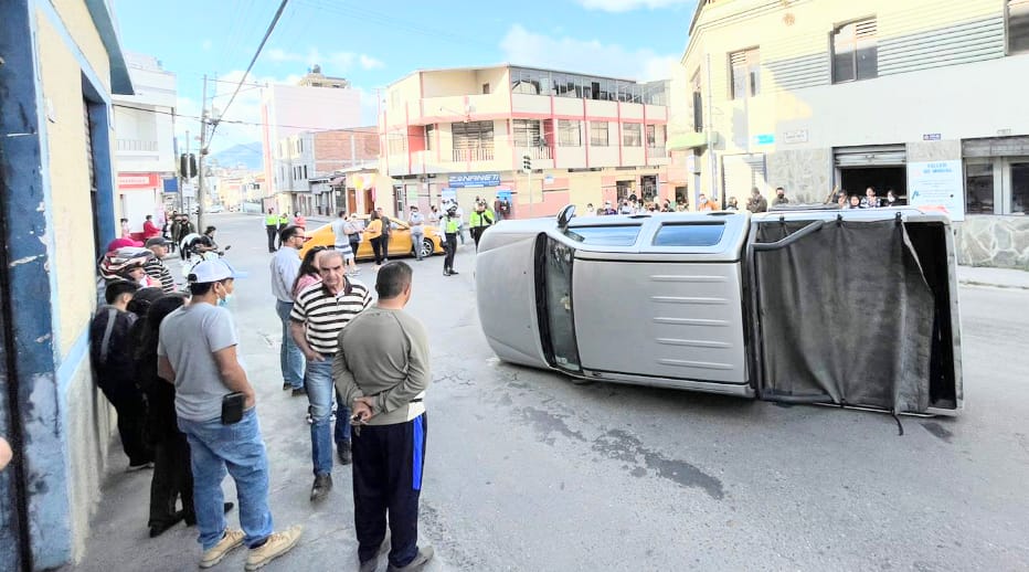 Los agentes civiles de la UCOT acudieron para indagar la razón que produjo el accidente.