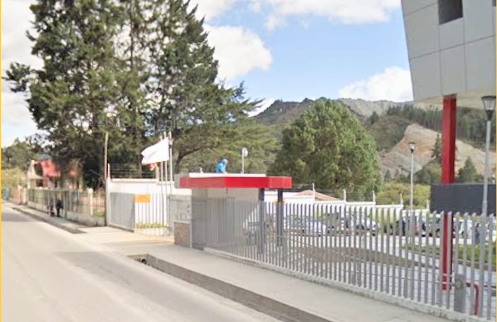 En una ambulancia de Medicina Legal llevaron el cadáver al Servicio Nacional de Medicina Legal y Ciencias Forenses.