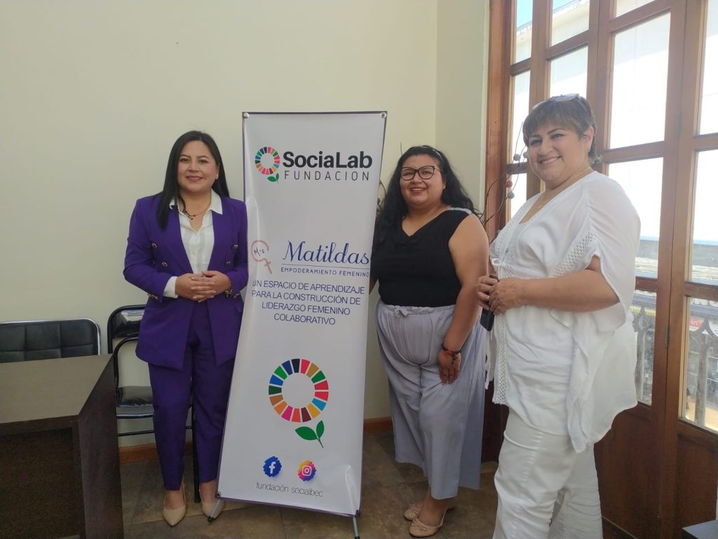 Karina González Loján, Verónica Capelo y Rosa Elvira Rentería son las capacitadoras de la escuela.