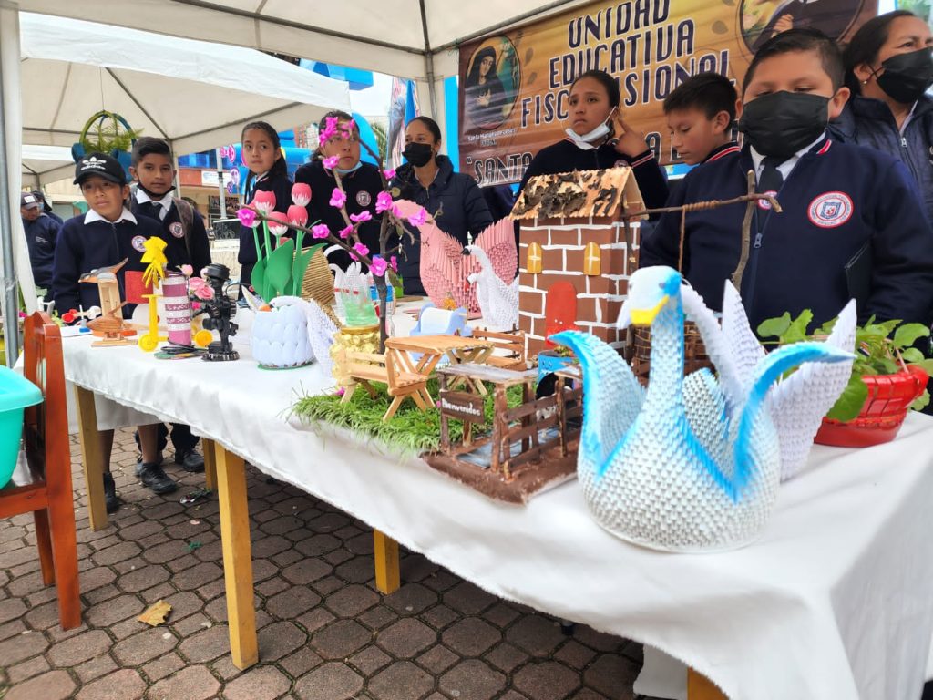 Durante el lanzamiento de la campaña, estudiantes de varios planteles educativos presentaron proyectos ecológicos.