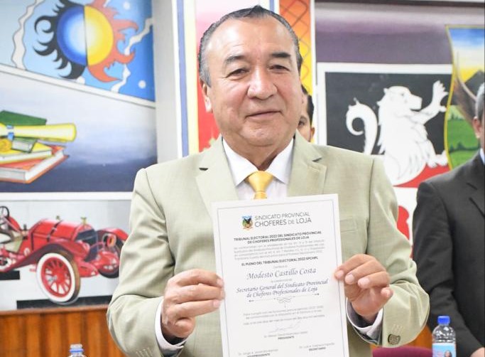 Modesto Castillo, luego de recibir la credencial que lo autoriza para ejercer el cargo.