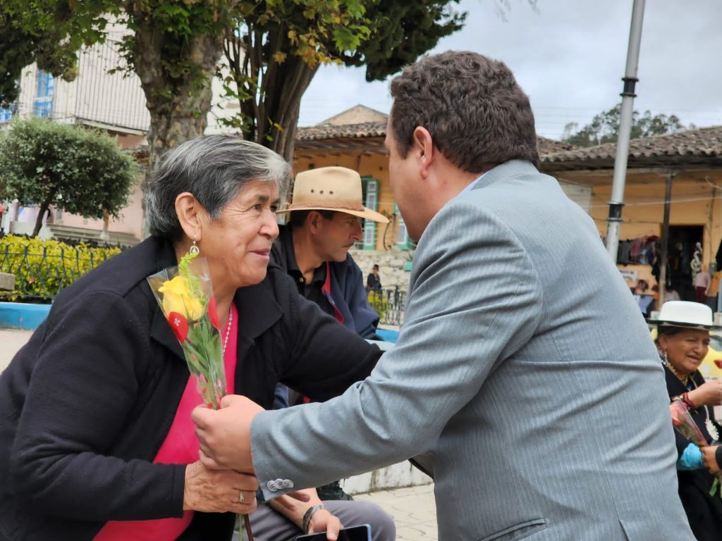 El alcalde, Andrés Muñoz, entregó un obsequio a las madres del cantón por su día.