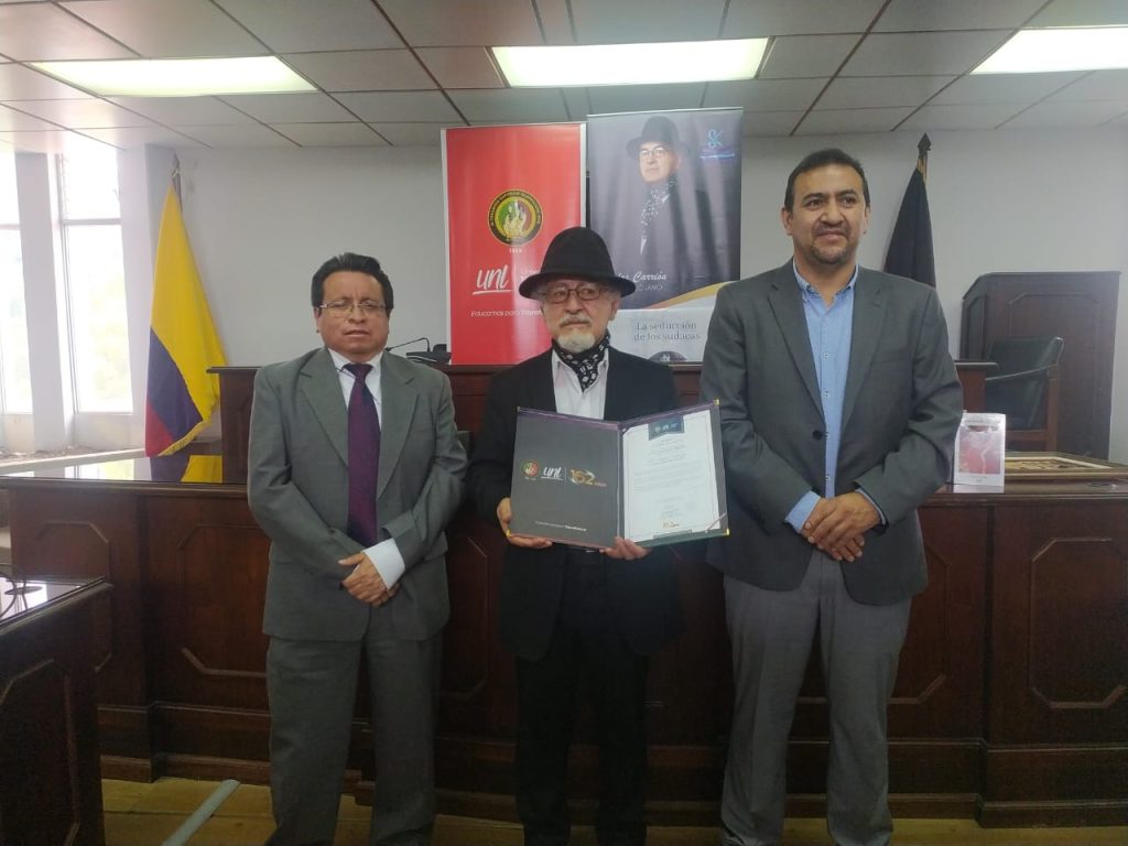 Carlos Carrión junto al rector de la UNL, Nikolay Aguirre; y el decano de la Facultad de Educación, Arte y Comunicación, Yovany Salazar.