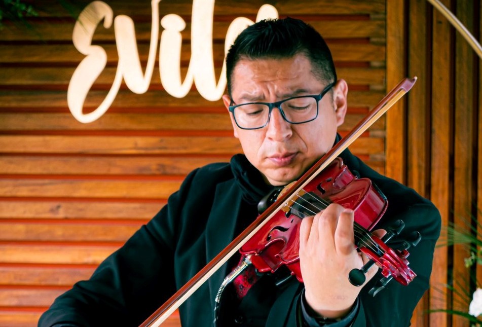 El violín es el instrumento al que Freddy se ha dedicado toda su vida, pero también toca guitarra y piano.