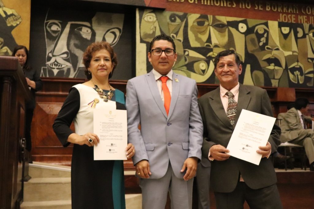 El asambleísta Diego Esparza junto a los dos homenajeados: Esthela Montenegro y Vidalino Martínez.