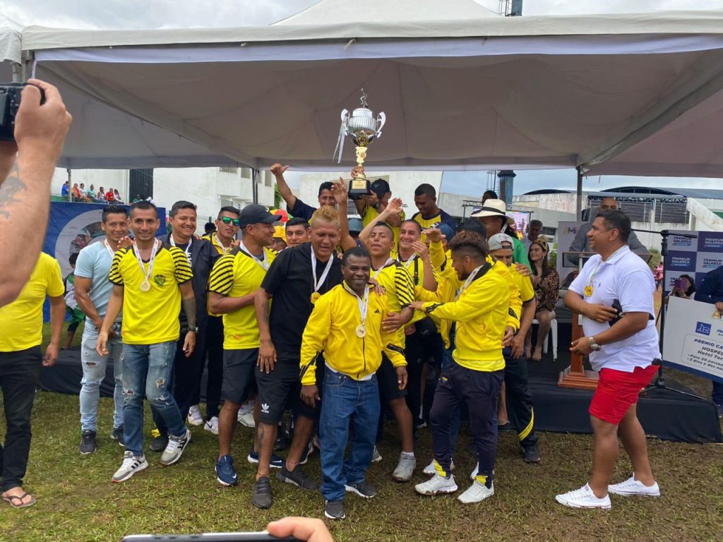 Los integrantes del equipo de Zamora celebraron efusivamente el campeonato.