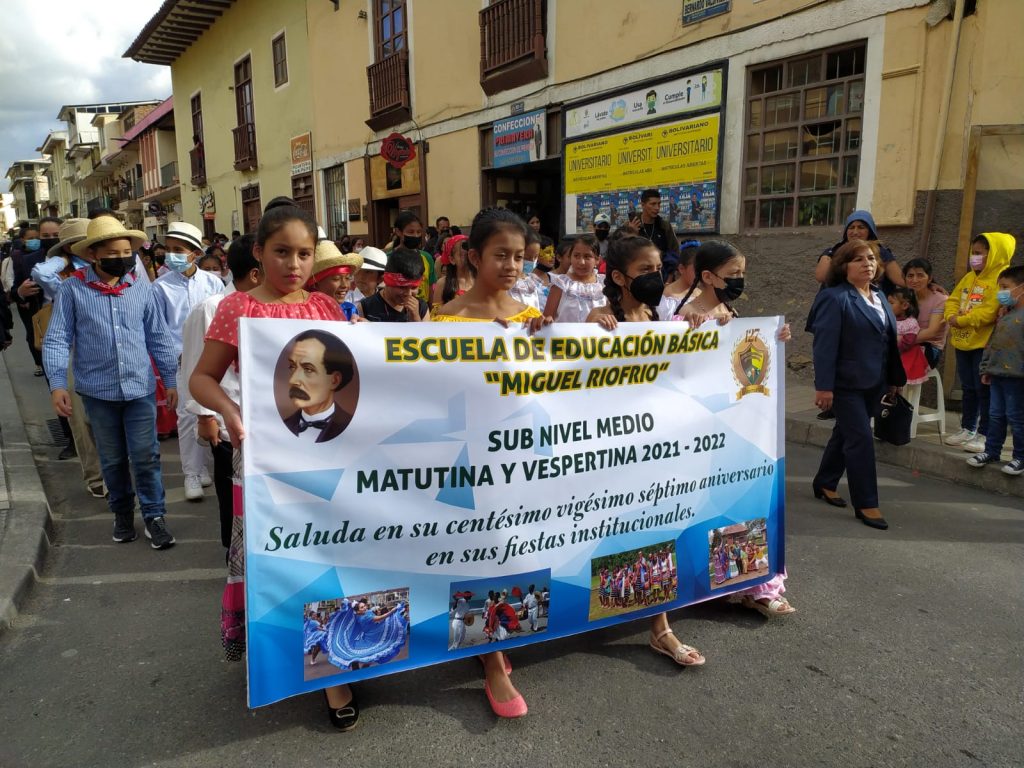 Alumnos de las dos secciones y de todos los años participaron en el pregón de fiestas.