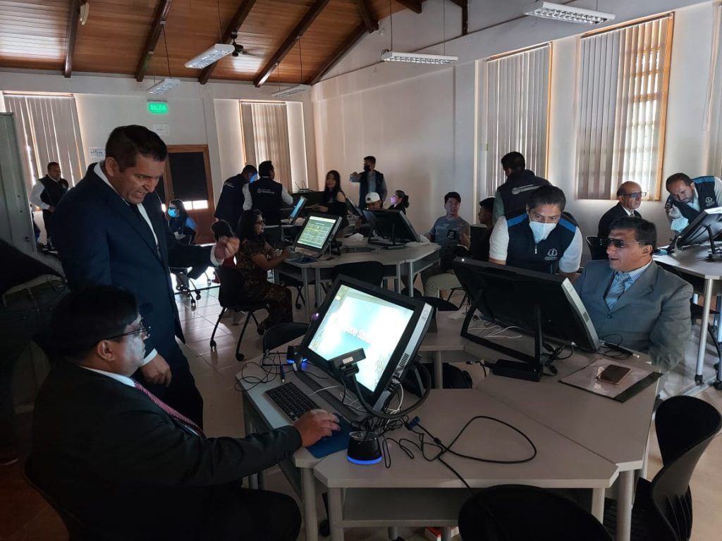 Los asistentes pudieron observar el trabajo que se realizará en el laboratorio.