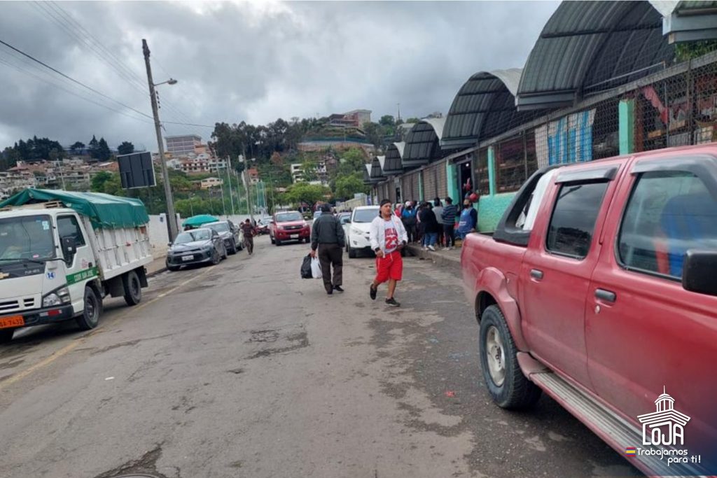 Los conductores de vehículos deben circular con prevención para no ser presa de los huecos.