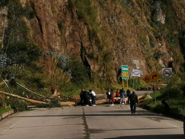 Rocas, troncos, llantas, entre otros objetos, se usaron para impedir el paso. (Foto: Radio Frontera Sur)