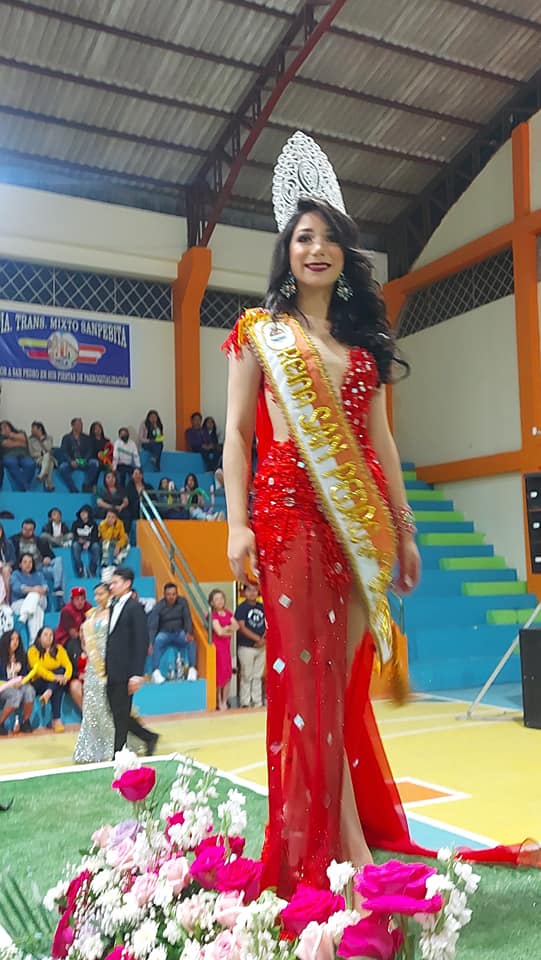 Andrea Jaramillo, lució un vestido rojo y lució con alegría la banda y corona.